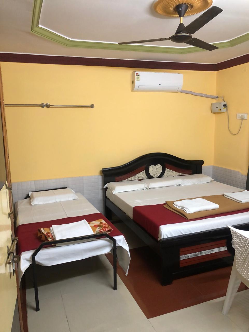 One-bedroom home with double and single beds, TV and AC